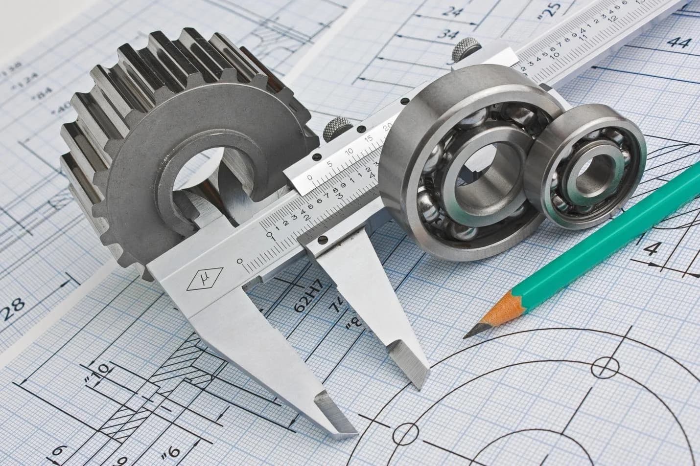 Teknik çizimler üzerinde ölçüm ekipmanları ve makine parçaları